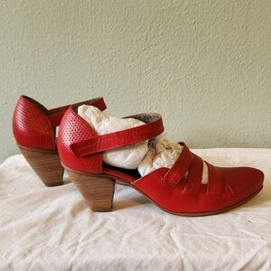 Fidji red leather low heel, size 6.5,